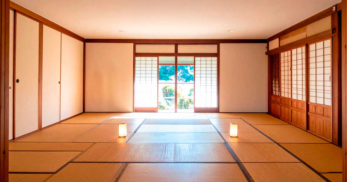 tatamidojo-1200-600 A quiet, empty dojo—echoes of practice and presence.